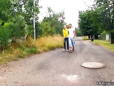 Молодая грудастая блондинка Marry Queen ебётся с парнем в саду