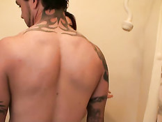 Беременная жена ебётся с мужем после душа и позирует на камеру