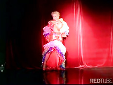 Умелая стриптизёрша с большими сиськами танцует на сцене стриптиз