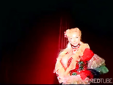 Умелая стриптизёрша с большими сиськами танцует на сцене стриптиз