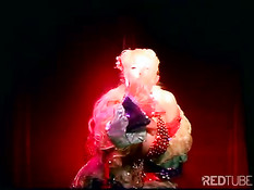 Умелая стриптизёрша с большими сиськами танцует на сцене стриптиз