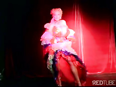 Умелая стриптизёрша с большими сиськами танцует на сцене стриптиз