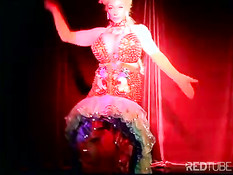 Умелая стриптизёрша с большими сиськами танцует на сцене стриптиз