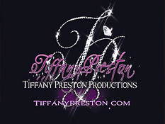 Грудастая девчонка Tiffany Preston мастурбирует в сетчатых чулках