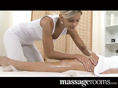 Лесбиянка делает эротический массаж и куннилингус своей подруге