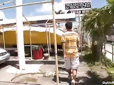 Молоденький гей делает минет и трахает дружка в публичном месте