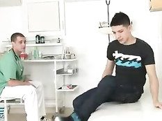 Молодой гей доктор отсасывает хуй и трахается со своим пациентом