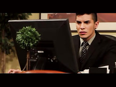 Два офисных голубых парня делают друг другу минет и трахаются