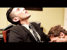 Два офисных голубых парня делают друг другу минет и трахаются