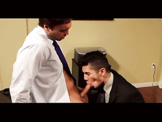 Два офисных голубых парня делают друг другу минет и трахаются