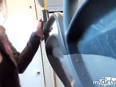 Молодая немецкая блондинка любит отсасывать в публичных местах