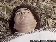 Две девки из классического порно нашли мужчину и играют с членом