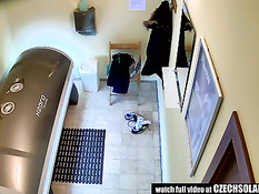 Скрытая камера в солярии подсматривает за молодыми девчонками