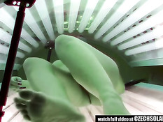 Скрытая камера в солярии подсматривает за молодыми девчонками