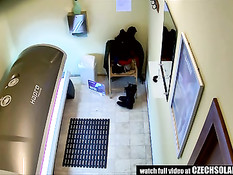 Скрытая камера в солярии подсматривает за молодыми девчонками