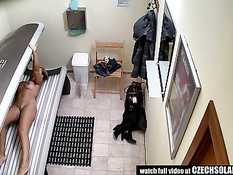 Скрытая камера в солярии подсматривает за молодыми девчонками