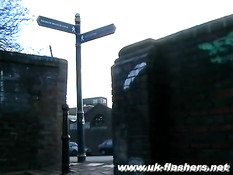 Грудастая блондинка в кафе и на улице мастурбирует сочную киску