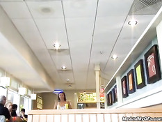 Девушка дразнит парня своей обнажённой грудью и бритой писькой