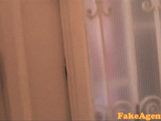 Гламурная девка с длинными волосами отсасывает член на кастинге