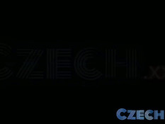 Женщина на порнокастинге дрочит мужчине член и садится сверху