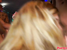 Настоящие европейские любительницы отсасывают на вечеринке