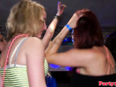 Настоящие европейские любительницы отсасывают на вечеринке