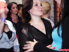 Настоящие европейские любительницы отсасывают на вечеринке