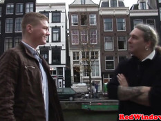 Светловолосая голландская проститутка ощущает сперму на лице