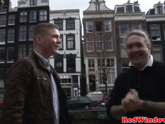 Светловолосая голландская проститутка ощущает сперму на лице