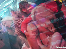 Пьяные девки вытворяют непристойные вещи на шумной вечеринке