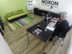 Распутная блондинка отсасывает лысому парню на порно кастинге