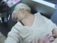 Распутная блондинка отсасывает лысому парню на порно кастинге