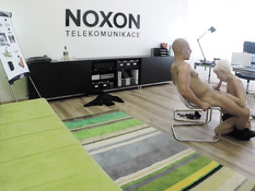 Распутная блондинка отсасывает лысому парню на порно кастинге