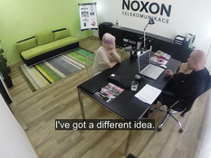 Распутная блондинка отсасывает лысому парню на порно кастинге