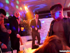 Развратные молодые девушки трахаются с мужчинами на вечеринке