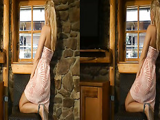 Возбуждённая блондинка мастурбирует волосатую киску вибратором