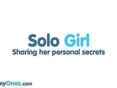 Молодая русская блондинка раздевается и принимает горячий душ