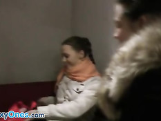 Секс игры двух молодых русских лесбиянок с волосатыми лобками