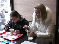 Две молодые студентки лесбиянки после кафе занимаются любовью