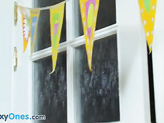 Три юные лесбиянки празднуют День рождения и занимаются сексом