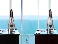 Сисястая Rachel Roxxx мастурбирует в сетчатых чулках в 3D порно