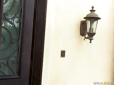 Сисястая красотка Jessica Lynn отсасывает и ебётся с лысым мужиком