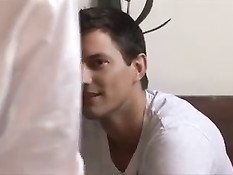 Зрелая британская блондинка занимается сексом с молодым другом