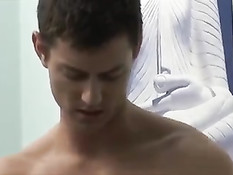 Зрелая британская блондинка занимается сексом с молодым другом