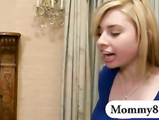 Грудастая мачеха Karen Fisher трахается с падчерицей и её парнем