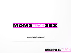 Мамочка Brandi Love ебётся с падчерицей Kiera Winters и её парнем