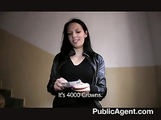 Незнакомая молодая брюнетка пошла с парнем и отсосала в подъезде