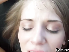 Молодая шалава из колледжа ебётся на заднем сиденье автомобиля