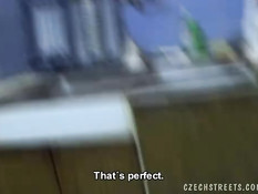 Чешская барменша за деньги отсасывает парню член и ебётся раком