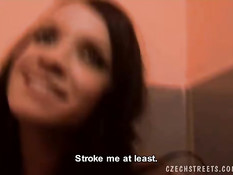 Чешская барменша за деньги отсасывает парню член и ебётся раком